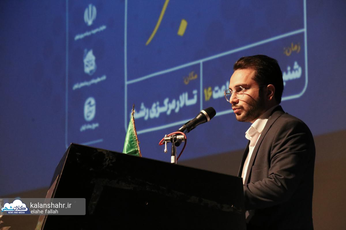 عاطفی در مراسم روز خبرنگار:عینک بدبینی به رسانه های آنلاین از چشم برداشته شود